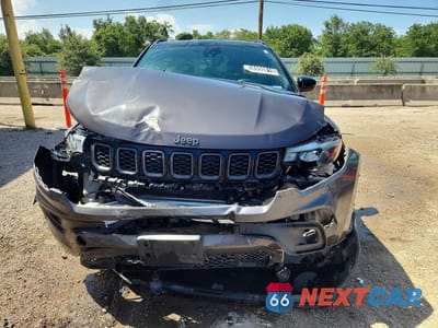 Piąte zdjęcie samochodu w środku: 2024 JEEP COMPASS LATITUDE VIN:3C4NJDBN3RT153040 - miniatura