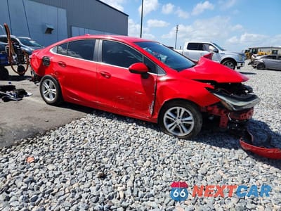 Czwarte zdjęcie samochodu z boku: 2018 CHEVROLET CRUZE LT VIN:1G1BE5SM3J7118262 - miniatura
