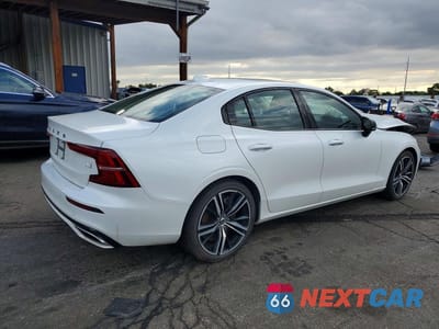 Trzecie zdjęcie samochodu z tyłu: 2022 VOLVO S60 T8 RECHARGE R-DESIGN EXPRESSIO VIN:7JRBR0FZ1NG174518 - miniatura