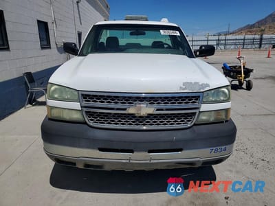 Piąte zdjęcie samochodu w środku: 2005 CHEVROLET SILVERADO C2500 HEAVY DUTY VIN:1GCHC24U85E252334 - miniatura