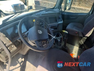 Piąte zdjęcie samochodu w środku: 2021 VOLVO VNL SEMI TRUCK VIN:4V4N39EG8MN275085 - miniatura