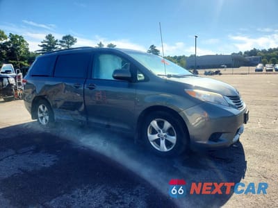Czwarte zdjęcie samochodu z boku: 2013 TOYOTA SIENNA LE VIN:5TDKK3DC4DS397630 - miniatura