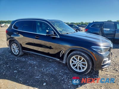 Czwarte zdjęcie samochodu z boku: 2021 BMW X5 XDRIVE40I VIN:5UXCR6C04M9G01898 - miniatura