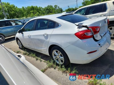 Drugie zdjęcie samochodu z przodu: 2017 CHEVROLET CRUZE LT VIN:1G1BE5SM6H7244674 - miniatura