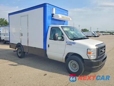 Czwarte zdjęcie samochodu z boku: 2023 FORD E350 REFRIGERATED BOX TRUCK VIN:1FDWE3FK7PDD32070 - miniatura
