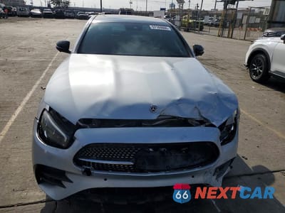 Piąte zdjęcie samochodu w środku: 2021 MERCEDES-BENZ E 350 VIN:W1KZF8DBXMA893784 - miniatura