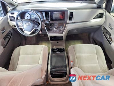 Zdjęcie 8 z 14 samochodu: 2017 TOYOTA SIENNA LE VIN:5TDKZ3DC5HS802993 - miniatura