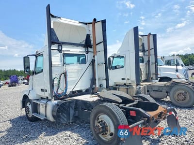 Trzecie zdjęcie samochodu z tyłu: 2017 VOLVO VNL SEMI TRUCK VIN:4V4N39TG5HN988017 - miniatura