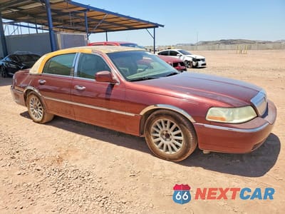 Czwarte zdjęcie samochodu z boku: 2004 LINCOLN TOWN CAR EXECUTIVE VIN:1LNHM81W24Y665929 - miniatura
