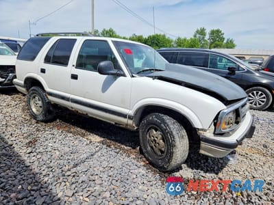 Czwarte zdjęcie samochodu z boku: 1997 CHEVROLET BLAZER VIN:1GNDT13WXV2215113 - miniatura