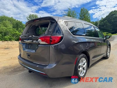 Czwarte zdjęcie samochodu z boku: 2017 CHRYSLER PACIFICA TOURING L VIN:2C4RC1BG8HR803588 - miniatura