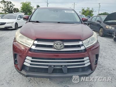 Piąte zdjęcie samochodu w środku: 2019 TOYOTA HIGHLANDER LE VIN:5TDZARFH8KS042082 - miniatura