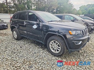 Czwarte zdjęcie samochodu z boku: 2019 JEEP GRAND CHEROKEE LAREDO VIN:1C4RJFAG8KC636167 - miniatura