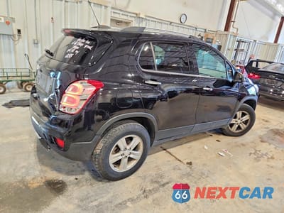 Trzecie zdjęcie samochodu z tyłu: 2019 CHEVROLET TRAX 1LT VIN:3GNCJPSB6KL253323 - miniatura