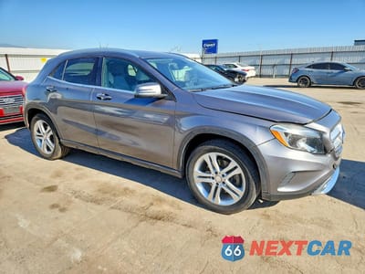 Czwarte zdjęcie samochodu z boku: 2015 MERCEDES-BENZ GLA 250 4MATIC VIN:WDCTG4GB0FJ180861 - miniatura
