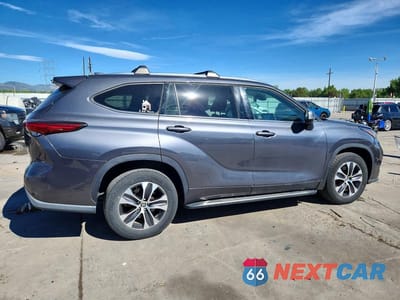 Trzecie zdjęcie samochodu z tyłu: 2020 TOYOTA HIGHLANDER XLE VIN:5TDGZRAH9LS021461 - miniatura