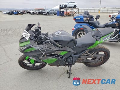 Trzecie zdjęcie samochodu z tyłu: 2014 KAWASAKI EX300 B VIN:JKAEX8B19EDA07578 - miniatura