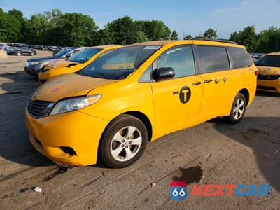 2017 TOYOTA SIENNA LE MOBILITY 5TDKZ3DC4HS876051 - główne zdjęcie licytacji z USA - miniatura