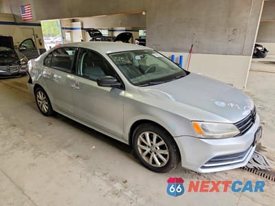 Czwarte zdjęcie samochodu z boku: 2015 VOLKSWAGEN JETTA SE VIN:3VWD17AJ5FM245863 - miniatura