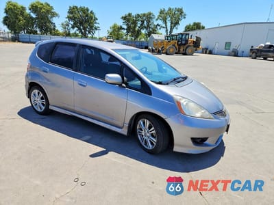 Czwarte zdjęcie samochodu z boku: 2010 HONDA FIT SPORT VIN:JHMGE8H4XAS016636 - miniatura