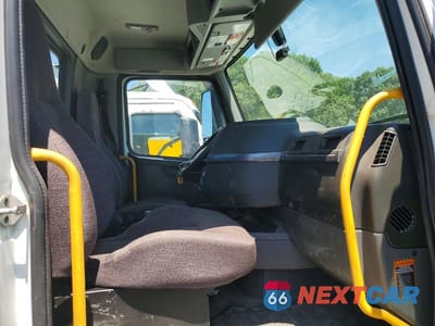 Piąte zdjęcie samochodu w środku: 2025 VOLVO VNL VNL VIN:4V4NC9EH7SN671272 - miniatura