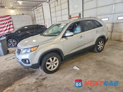 2013 KIA SORENTO LX 5XYKT3A6XDG379903 - główne zdjęcie licytacji z USA - miniatura