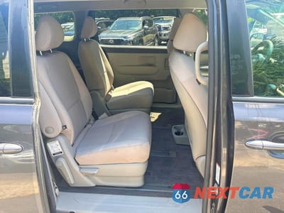 Zdjęcie 6 z 10 samochodu: 2018 KIA SEDONA LX VIN:KNDMB5C17J6356389 - miniatura