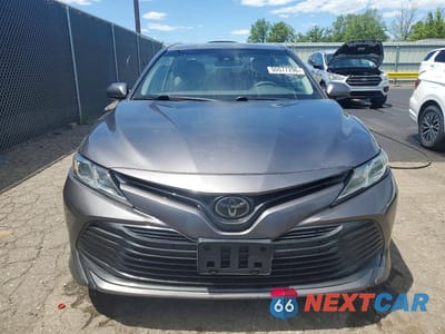 Piąte zdjęcie samochodu w środku: 2019 TOYOTA CAMRY LE VIN:4T1B11HK9KU773090 - miniatura