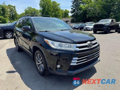 Czwarte zdjęcie samochodu z boku: 2019 TOYOTA HIGHLANDER XLE VIN:5TDJZRFH6KS934563 - miniatura