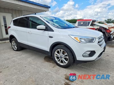 Czwarte zdjęcie samochodu z boku: 2019 FORD ESCAPE SE VIN:1FMCU0GD7KUB58613 - miniatura