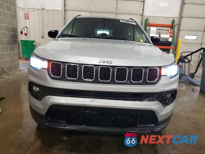 Piąte zdjęcie samochodu w środku: 2024 JEEP COMPASS LATITUDE VIN:3C4NJDBNXRT111593 - miniatura
