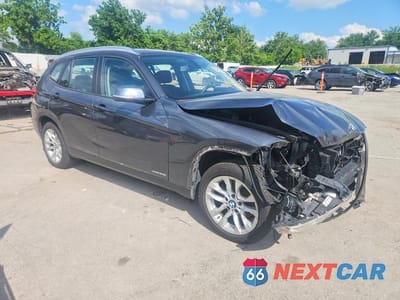 Czwarte zdjęcie samochodu z boku: 2015 BMW X1 XDRIVE28I VIN:WBAVL1C58FVY31085 - miniatura