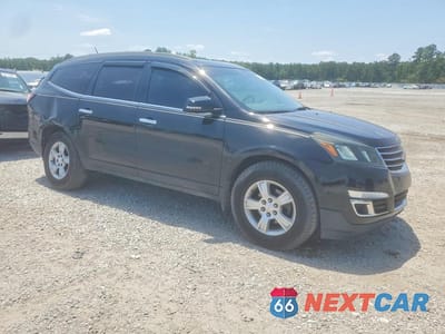 Czwarte zdjęcie samochodu z boku: 2017 CHEVROLET TRAVERSE LT VIN:1GNKVGKD2HJ313390 - miniatura