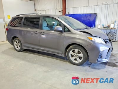 Czwarte zdjęcie samochodu z boku: 2018 TOYOTA SIENNA LE VIN:5TDKZ3DC9JS912516 - miniatura