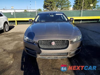 Piąte zdjęcie samochodu w środku: 2017 JAGUAR XE PRESTIGE VIN:SAJAE4BG0HA961972 - miniatura