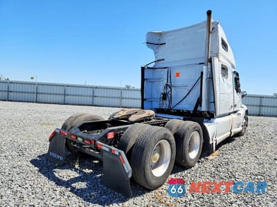 Czwarte zdjęcie samochodu z boku: 2021 VOLVO VNL SEMI TRUCK VIN:4V4NC9EH8MN242385 - miniatura