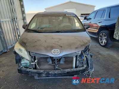 Piąte zdjęcie samochodu w środku: 2011 TOYOTA SIENNA XLE 8-PASSENGER VIN:5TDYK3DC1BS174114 - miniatura