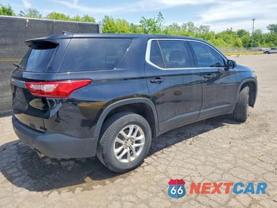 Trzecie zdjęcie samochodu z tyłu: 2018 CHEVROLET TRAVERSE LS VIN:1GNERFKW6JJ282583 - miniatura