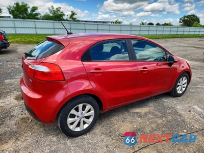 Trzecie zdjęcie samochodu z tyłu: 2013 KIA RIO 5-DOOR EX VIN:KNADN5A36D6107837 - miniatura