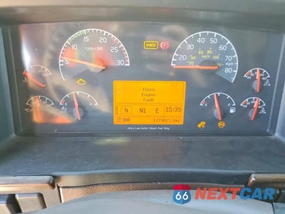 Zdjęcie 8 z 10 samochodu: 2014 VOLVO VNL SEMI TRUCK VIN:4V4N99EH6EN174314 - miniatura