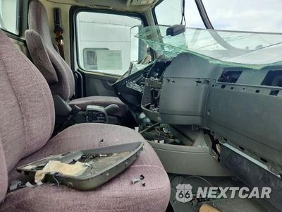 Piąte zdjęcie samochodu w środku: 2022 VOLVO VNL SEMI TRUCK VIN:4V4NC9EH7NN317319 - miniatura