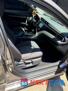 Piąte zdjęcie samochodu w środku: 2019 TOYOTA CAMRY LE VIN:4T1B11HK2KU212309 - miniatura