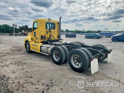 Trzecie zdjęcie samochodu z tyłu: 2016 KENWORTH T680 SEMI TRUCK VIN:1XKYD40X1GJ497841 - miniatura