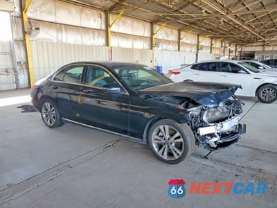 Czwarte zdjęcie samochodu z boku: 2018 MERCEDES-BENZ C 300 VIN:55SWF4JB6JU240218 - miniatura