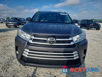 Piąte zdjęcie samochodu w środku: 2018 TOYOTA HIGHLANDER XLE VIN:5TDJZRFH5JS525064 - miniatura