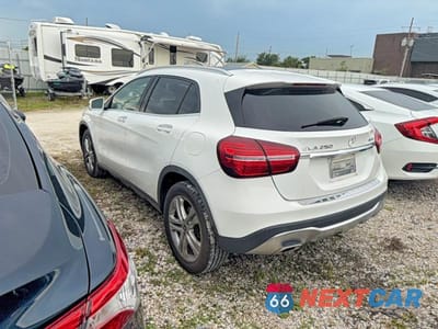 Trzecie zdjęcie samochodu z tyłu: 2019 MERCEDES-BENZ GLA 250 4MATIC VIN:WDCTG4GB6KJ590820 - miniatura