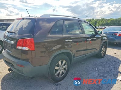 Trzecie zdjęcie samochodu z tyłu: 2011 KIA SORENTO LX VIN:5XYKTDA12BG099433 - miniatura