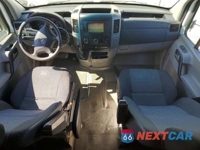 Zdjęcie 8 z 13 samochodu: 2010 MERCEDES BENZ SPRINTER 2500 DELIVERY VAN VIN:WD3PE7CC1A5426597 - miniatura