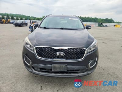 Piąte zdjęcie samochodu w środku: 2017 KIA SORENTO LX V6 VIN:5XYPGDA53HG223215 - miniatura