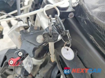 Zdjęcie 8 z 9 samochodu: 2006 YAMAHA YZFR1 VIN:JYARN15E36A005002 - miniatura